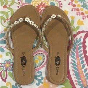 CUTE daisy flip flops